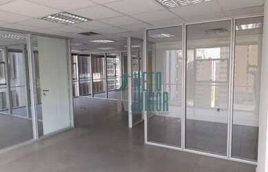 Imagem: O depósito possui 4 Vagas na garagem e 330m² de Área e está