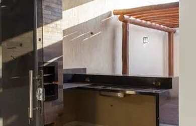 Imagem: A casa possui 3 Dormitórios, 2 Banheiros, 2 Vagas na garagem