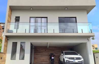 Imagem: A casa em condomínio possui 3 Dormitórios, 4 Banheiros, 4