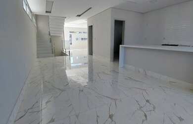 Imagem: A casa possui 5 Dormitórios, 5 Banheiros, 4 Vagas na garagem