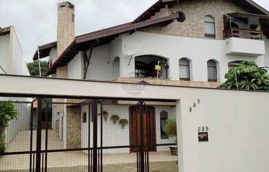 Imagem: A casa possui 5 Dormitórios, 5 Banheiros, 5 Vagas na garagem