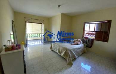 Imagem: A casa possui 3 Dormitórios, 2 Banheiros, 2 Vagas na garagem