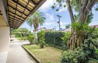 Imagem: A casa possui 4 Dormitórios, 5 Banheiros, 2 Vagas na garagem