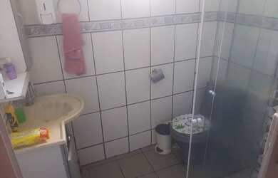 Imagem: A casa possui 2 Dormitórios, 1 Banheiro, 1 Vaga na garagem