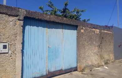 Imagem: A casa possui 2 Dormitórios, 1 Banheiro, 1 Vaga na garagem