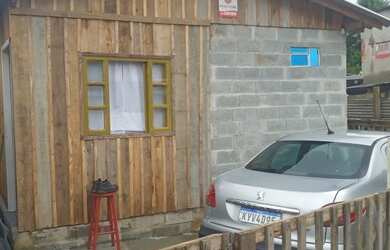 Imagem: A casa possui 2 Dormitórios, 1 Banheiro, 1 Vaga na garagem