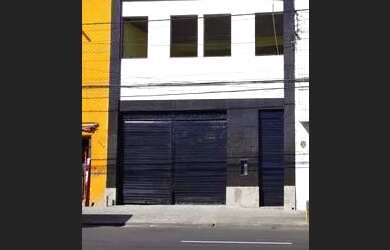 Imagem: A casa possui 1 Banheiro, 300m² de Área e está localizado