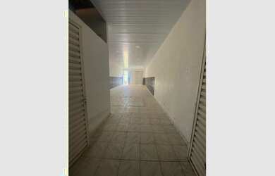 Imagem: O depósito possui 2 Vagas na garagem, 77m² de Área e está