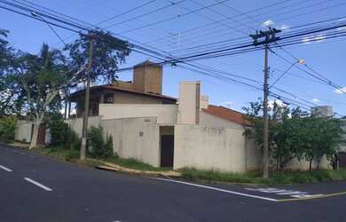 Imagem: A casa possui 4 Dormitórios, 4 Banheiros, 4 Vagas na garagem