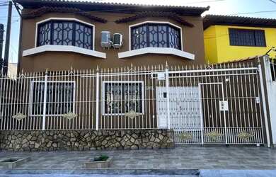 Imagem: A casa possui 4 Dormitórios, 4 Banheiros, 1 Vaga na garagem