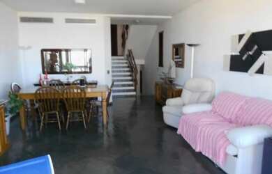 Imagem: A casa possui 4 Dormitórios, 2 Banheiros, 5 Vagas na garagem