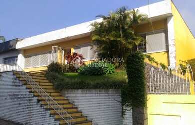 Imagem: A casa possui 3 Dormitórios, 2 Banheiros, 2 Vagas na garagem