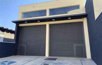 Imagem: O depósito possui 2 Vagas na garagem, 240m² de Área e está