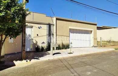 Imagem: A casa possui 3 Dormitórios, 2 Banheiros, 2 Vagas na garagem