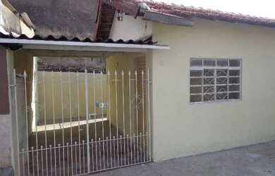 Imagem: A casa possui 2 Dormitórios, 1 Banheiro, 1 Vaga na garagem