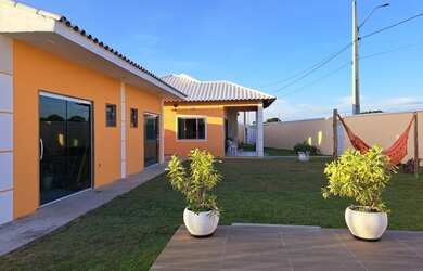 Imagem: A casa possui 3 Dormitórios, 3 Banheiros, 4 Vagas na garagem