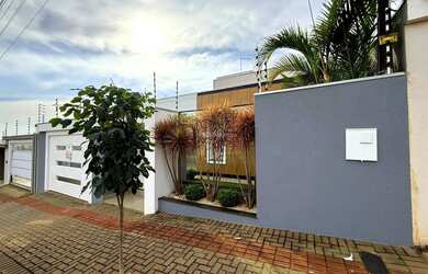 Imagem: A casa possui 3 Dormitórios, 1 Banheiro, 2 Vagas na garagem