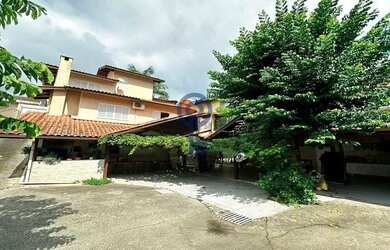 Imagem: A casa possui 5 Dormitórios, 5 Banheiros, 4 Vagas na garagem