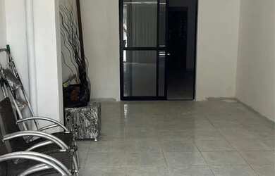 Imagem: A casa possui 3 Dormitórios, 2 Banheiros, 1 Vaga na garagem