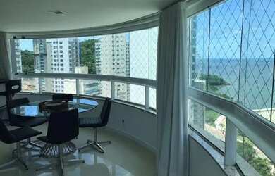 Imagem: O apartamento possui 3 Dormitórios, Acomodam 8 pessoas e 2