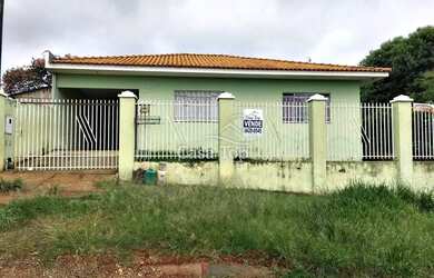 Imagem: A casa possui 3 Dormitórios, 1 Banheiro, 2 Vagas na garagem