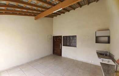 Imagem: A casa à venda possui 3 Dormitórios, 1 Banheiro, 2 Vagas na