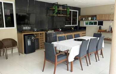 Imagem: A casa em condomínio possui 4 Dormitórios, 5 Banheiros e 310m²