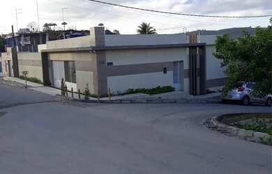 Imagem: A casa possui 5 Dormitórios, 3 Banheiros e 4 Vagas na garagem