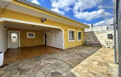 Imagem: A casa possui 4 Dormitórios, 2 Banheiros, 4 Vagas na garagem