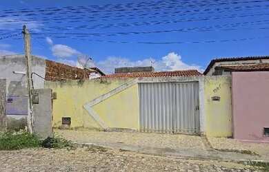 Imagem: A casa possui 2 Dormitórios, 1 Banheiro, 152m² de Área e