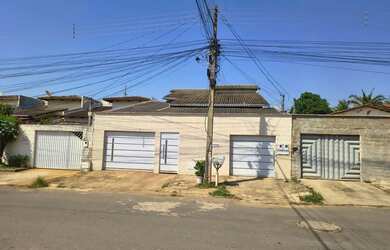 Imagem: A casa possui 4 Dormitórios, 3 Banheiros, 3 Vagas na garagem