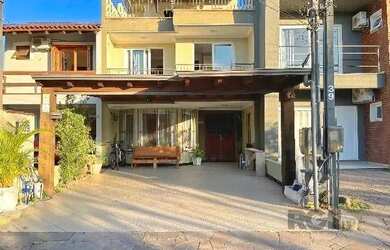 Imagem: A casa possui 3 Dormitórios, 3 Banheiros, 4 Vagas na garagem