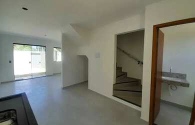 Imagem: A casa possui 2 Dormitórios, 2 Banheiros, 2 Vagas na garagem