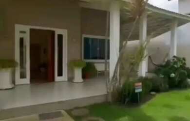 Imagem: A casa possui 4 Dormitórios, 5 Banheiros, 3 Vagas na garagem