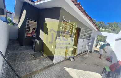 Imagem: A casa possui 2 Dormitórios, 1 Banheiro, 1 Vaga na garagem