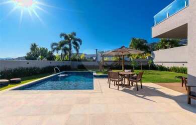 Imagem: A casa possui 4 Dormitórios, 5 Banheiros, 4 Vagas na garagem