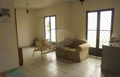 Imagem: A casa possui 3 Dormitórios, 2 Banheiros, 5 Vagas na garagem