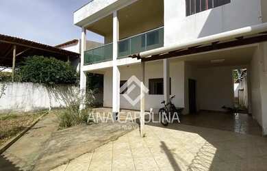 Imagem: A casa possui 3 Dormitórios, 2 Banheiros, 2 Vagas na garagem