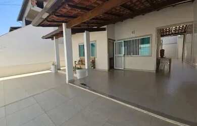 Imagem: A casa possui 3 Dormitórios, 2 Banheiros, 2 Vagas na garagem