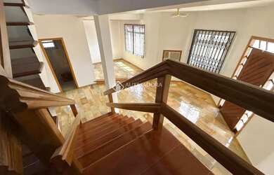 Imagem: A casa possui 4 Dormitórios, 4 Banheiros, 305m² de Área e