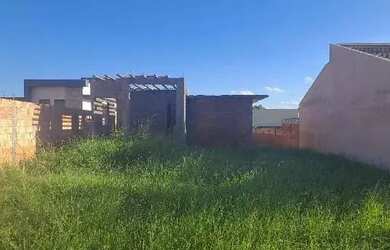 Imagem: A casa possui 1 Dormitório, 1 Banheiro, 240m² de Área e