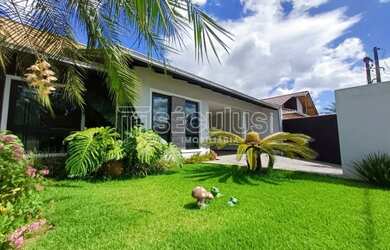 Imagem: A casa possui 4 Dormitórios, 3 Banheiros, 2 Vagas na garagem