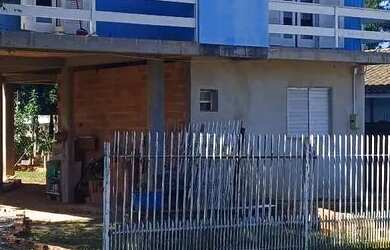 Imagem: A casa possui 4 Dormitórios, 2 Banheiros, 2 Vagas na garagem