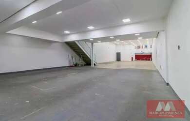 Imagem: O depósito possui 5 Vagas na garagem, 946m² de Área e está