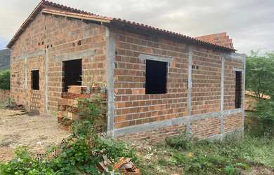 Imagem: A casa possui 3 Dormitórios, 2 Banheiros, 2 Vagas na garagem