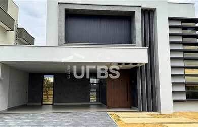 Imagem: A casa em condomínio possui 4 Dormitórios, 5 Banheiros, 4