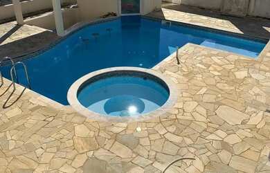 Imagem: A casa em condomínio possui 4 Dormitórios, 4 Banheiros, 5