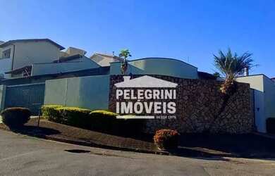 Imagem: A casa possui 4 Dormitórios, 5 Banheiros, 4 Vagas na garagem