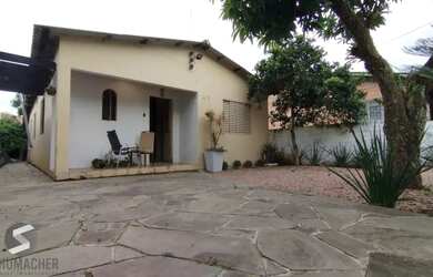 Imagem: A casa possui 2 Dormitórios, 2 Banheiros, 2 Vagas na garagem