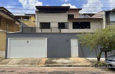 Imagem: A casa possui 3 Dormitórios, 3 Banheiros, 4 Vagas na garagem